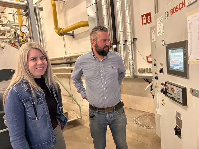 Im Austausch: Birgit Kollmann-Bieler, Leitung der Stabstelle Personal mit Markus Rehling, Leiter der Technik im REDUCE Gesundheitsresort. 