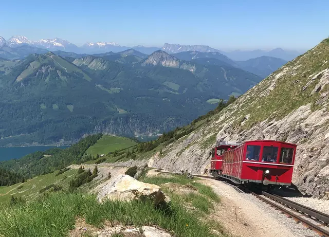 Im Jahre 1872 plante Berthold Currant eine Bahn von Winkl bei St. Gilgen auf den Schafberg. Noch heute fährt die Schafbergbahn, jedoch anders als ursprünglich geplant von St. Wolfgang aus. | Foto: ORF Salzburg