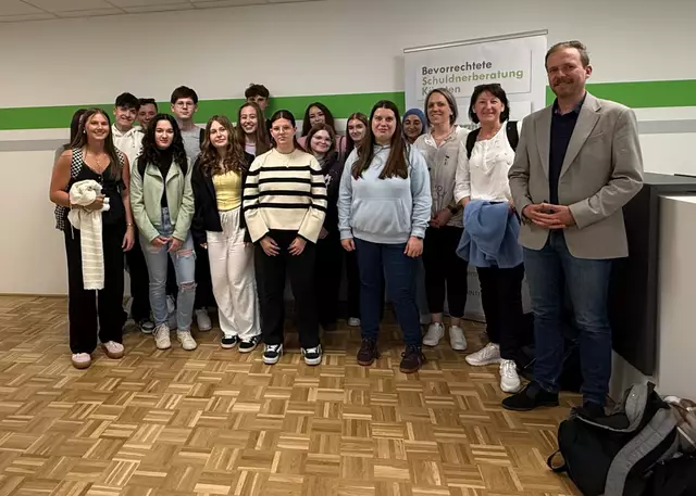 Schülerinnen und Schüler der 2 AMW mit Professorin Edith Rainer und Berateream der Schuldnerberatung | Foto: (c) hlwspittal 