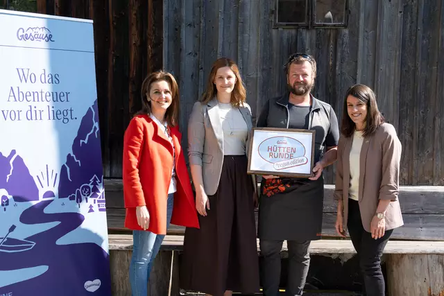 Auf der Ardninger Alm (v.l.n.r.): Österreich Werbung COO Sandra Neukart, TVB Gesäuse GF Jaqueline Egger, Hüttenwirt Admonterhaus Gottfried Härtel, TVB Gesäuse Projektverantwortliche Karoline Wöhri. | Foto: Christoph Lukas