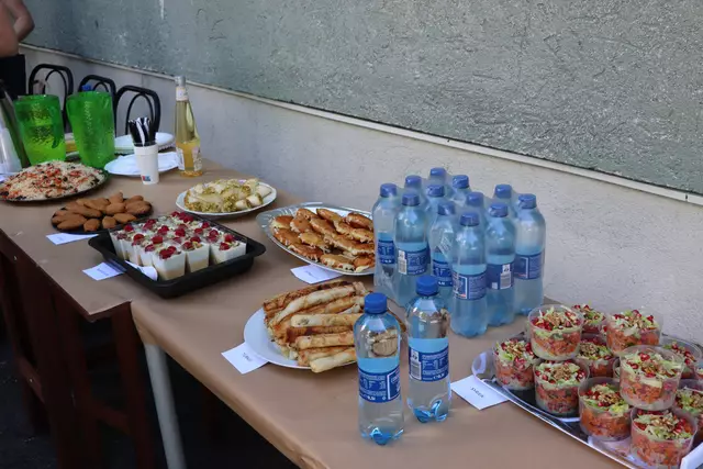 Vor Ort wurde eine Jause serviert, die von den Bewohnerinnen und Bewohnern der Grundversorgungseinrichtung vorbereitet wurde.​ | Foto: Nimpf