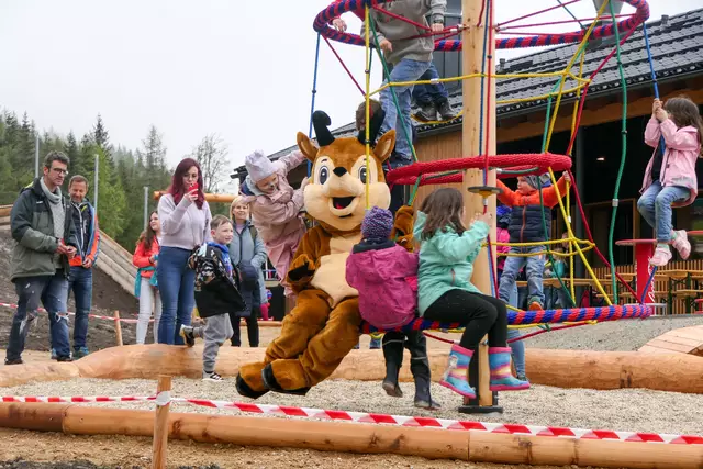 "Bertl's Kinderland" wurde im Jahr 2023 eröffnet, um auch im Sommer Gäste auf die Brunnalm zu bringen.  | Foto: Pesendorfer