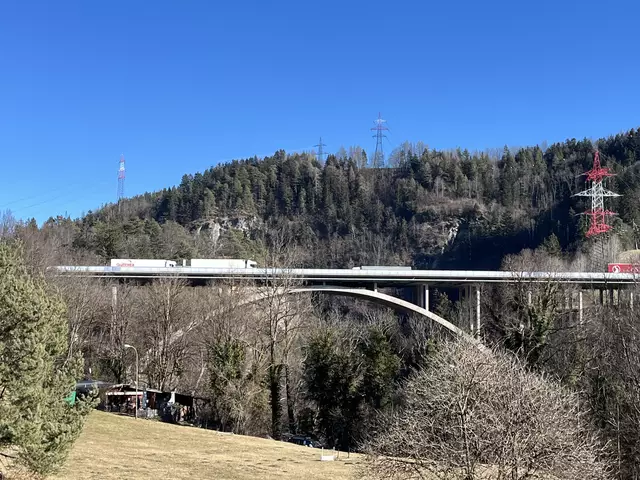 Die 200 Meter lange und 80 Meter hohe Sillbrücke auf der Brennerautobahn bei Innsbruck-Süd wird ab 6. Mai neu gebaut.  | Foto: ASFINAG