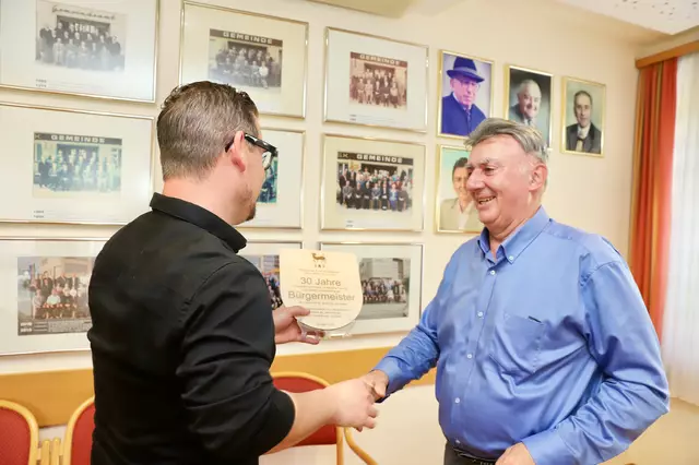 Auch Vbgm. Christoph Miksch war unter den Gratulanten. | Foto: Alfred Mayer