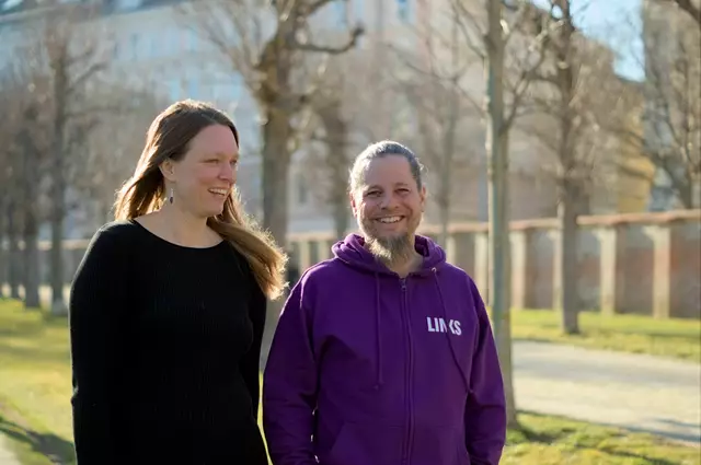 Links-Bezirksräte Stefan Ohrhallinger und Hannah Knust freuen sich über das Wahlergebnis. | Foto: Noah Essl