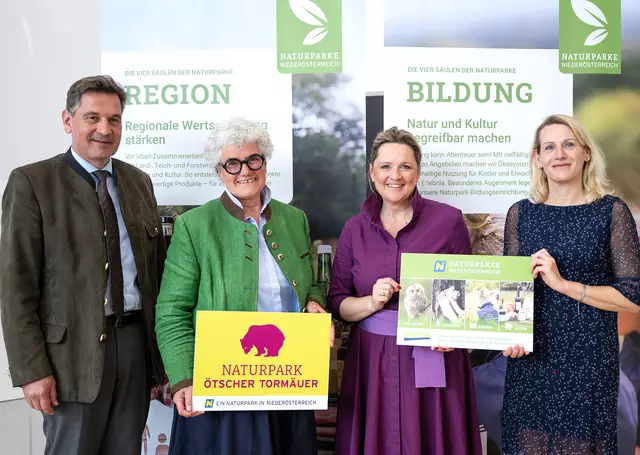 Werner Krammer, Obmann des Vereins Naturparke Niederösterreich, Claudia Kubelka, Vize-Präsidentin des Verbands der Naturparke Österreichs, Naturschutz-Landesrätin Susanne Rosenkranz und Sandra Klingelhöfer, Leiterin der Naturschutzabteilung des Landes Niederösterreich. | Foto: NLK Pfeffer