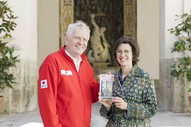 Uwe Nündel, Blutspendedienst Rotes Kreuz Salzburg und Andrea Stockhammer, Direktorin des DomQuartiers Salzburg mit dem Gutschein für einen kostenlosen Tageseintritt fürs Blutspenden im Zeitraum von Anfang Mai bis Ende August 2025. | Foto: DQS/Leopold