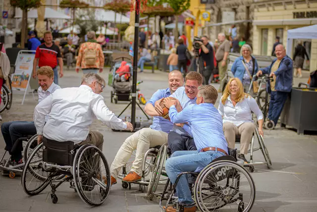 Eindruck aus dem Vorjahr: Stadt- und Bundespolitiker versuchen sich im Rollstuhlbasketball. | Foto: Stadt Wels