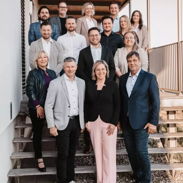Vorne von rechts nach links, 1. Reihe, der neu gewählte Gemeindevorstand: Ernst Holler, Kassier, Karin Stromberger, Bürgermeisterin und Wolfgang Prugmaier als Vizebürgermeister von Gabersdorf.
Dahinter die gewählten Gemeinderätinnen und Gemeinderäte der ÖVP, FPÖ und SPÖ.
| Foto: Michaela Lorber