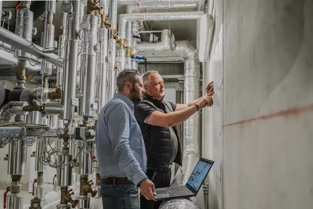 Markus Rehling (li.), der Leiter der Stabstelle Technik im REDUCE, und sein Kollege haben die gesamte Haustechnik stets im Blick.  | Foto: REDUCE