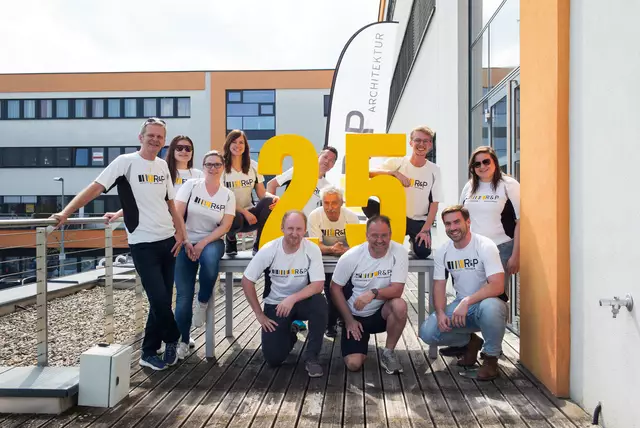 Laufend und walkend werden die Chefs und Mitarbeiter von R&amp;P beim Firmenlauf Nr. 10 teilnehmen. | Foto: Santrucek