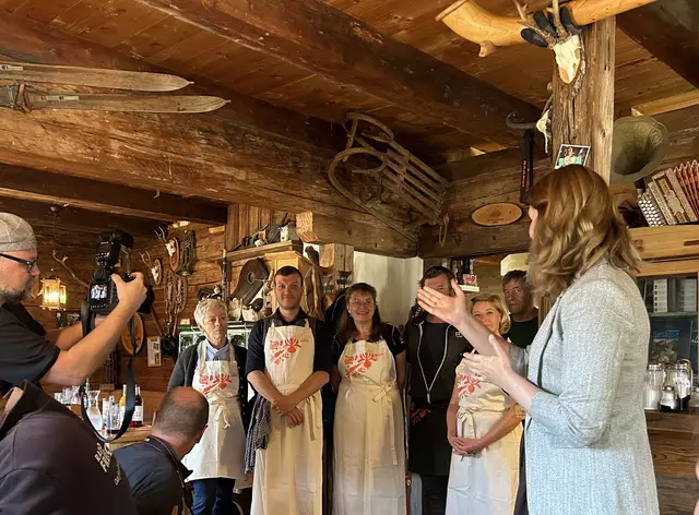 Der Auftakt zur *vegan edition fand auf der Ardning Alm statt, wo die Hüttenwirtinnen und Hüttenwirte ein kreatives viergängiges veganes Menü präsentierten. | Foto: Nathalie Polz