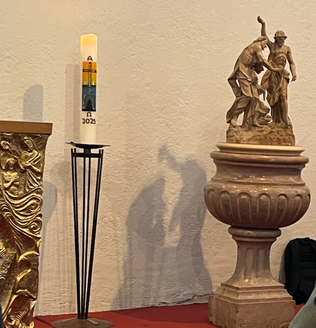 Darstellung von Johannes der Täufer, als er den erwachsenen Jesus von Nazareth (im Jordan) tauft. Die Täufer starben im 16. Jh. für diese (biblische) Überzeugung, weil sie die Kindstaufe strikt ablehnten. Nur die eigene Entscheidung für Christus wurde als wirklich und echt gesehen. Man spricht auch von "Glaubenstaufe". | Foto: Verena Schnitzhofer