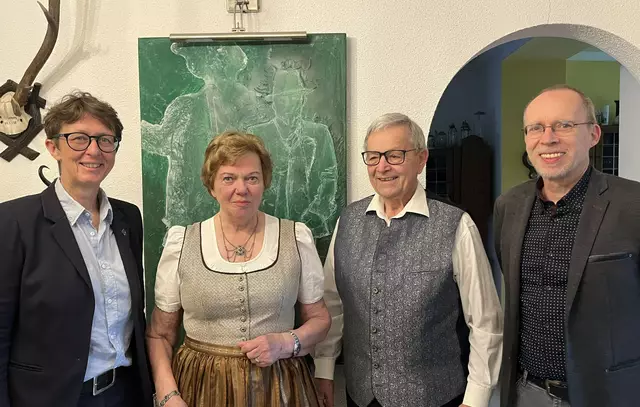 Brigitta und Josef Neuböck feierten "Eiserne Hochzeit" und wurden von Sabine Promberger und Johann Schilcher beglückwünscht. | Foto: Gde. Ebensee