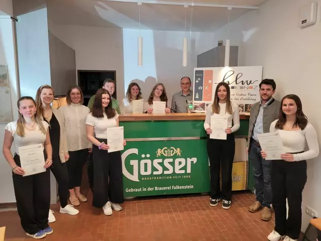 Die frischgebackenen Bier-Jungsommeliers freuen sich über die erfolgreich abgeschlossene Ausbildung und ihr neues Fachwissen rund ums Bier. | Foto: HLW Lienz