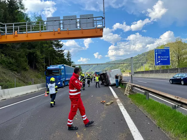 Ein mit Traktoranhänger und Pkw beladener Kleintransporter kippte auf der A9 Pyhrnautobahn um, der Anhänger schlitterte über die Fahrbahn. | Foto: FF Madstein Stadlhof
