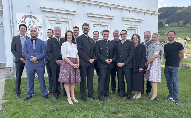 Freudestrahlend und voller Energier: der neue Kraubather Gemeinderat mit Bezirkshauptmann Markus Kraxner (ganz links). | Foto: Gemeinde Kraubath