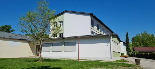 In diesem Gebäude war vormals die Volksschule eingerichtet. Nun sollen die Räumlichkeiten umgebaut werden. | Foto: OÖVP Aschach/D.