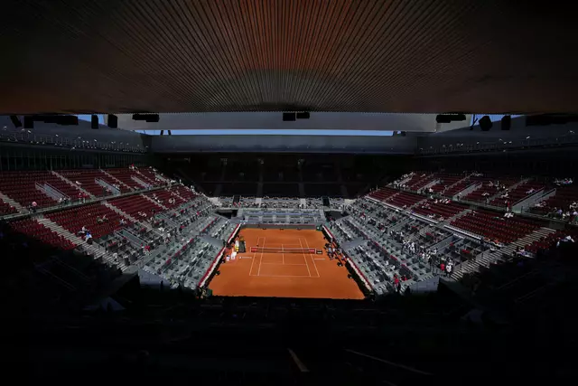 Bezeichnend dafür, wie überraschend der Ausfall die Bevölkerung traf, war das große ATP-1000-Turnier in Madrid, wo am Montag vor laufender Kamera die Lichter plötzlich ausgingen. | Foto: Manu Fernandez / AP / picturedesk.com