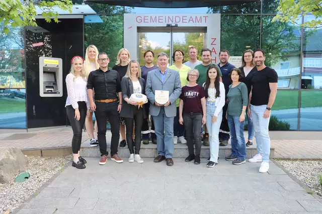 Bgm. Günter Müller mit Vbgm. Christoph Miksch sowie den Mitarbeiterinnen und Mitarbeitern der Gemeinde St. Johann. | Foto: Alfred Mayer