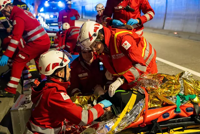 Das Rote Kreuz errichtete eine Behandlungsstelle direkt im Tunnelbereich, um die Verletzten medizinisch erstzuversorgen und für den weiteren Abtransport vorzubereiten. | Foto: Rotes Kreuz Lütgendorf