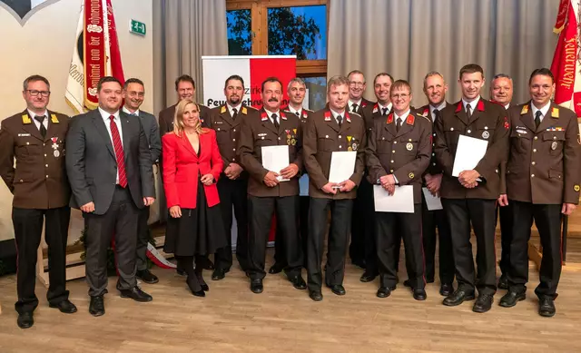 Die Beförderten und der Geehrte mit dem Landes-Kommandant-Stv. Hannes Mayr, BH Michael Berger, Bürgermeister René Schwaiger, LA Kathrin Brugger und dem Bezirkskommando.   
 | Foto: Thomas Mair jun.
