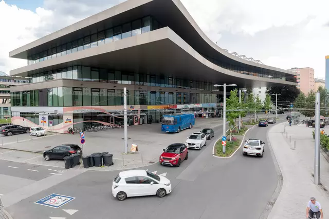 Die Verantwortlichen wollen Salzburgs Gäste auch gezielt in Stadtteile lenken, die bisher nicht groß in den Tourismus-Genuss gekommen sind, wie zum Beispiel zum Salzachsee oder nach Lehen mit der Stadt:Bibliothek. | Foto: Stadt Salzburg/A. Killer