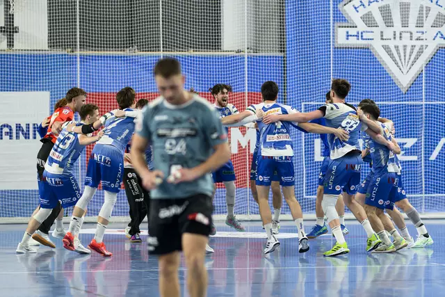 Ein Bild mit Symbolcharakter: Hängende Köpfe bei den Füchse-Spielern, während die Linzer über den Einzug in das Halbfinale jubeln. | Foto: GEPA pictures/Daniela Moser