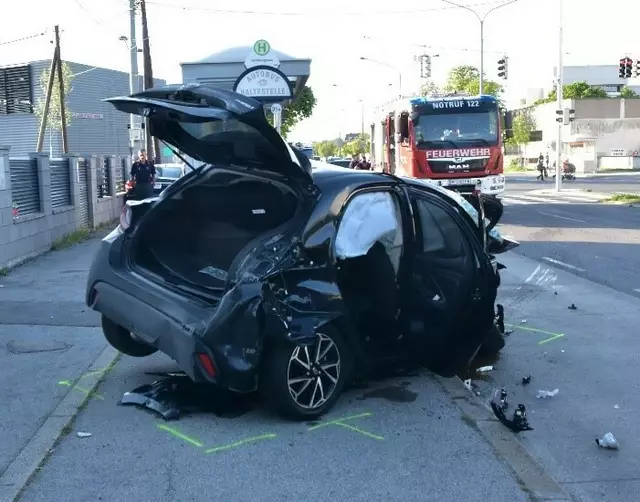 Zu einem schweren Crash ist es am Dienstagabend in der Donaustadt gekommen. | Foto: LPD Wien