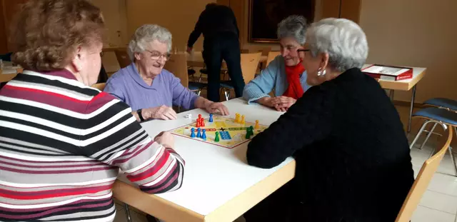 Neben Kaffee, Tee und Kuchen wird bei Zeit nehma - zam kema auch gespielt. | Foto: Generationenrad