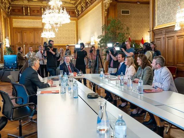 Auf der linken Seite Taucher, hinter ihm versteckt Novak, Ludwig; auf der rechten Seite Wiederkehr, Emmerling, Arapović und Kern. | Foto: Valentina Marinelić/MeinBezirk