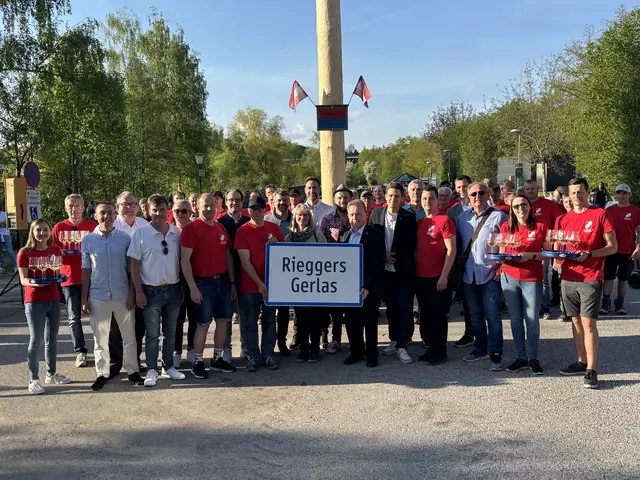 Auf das geglückte Aufstellen wurde angestoßen.