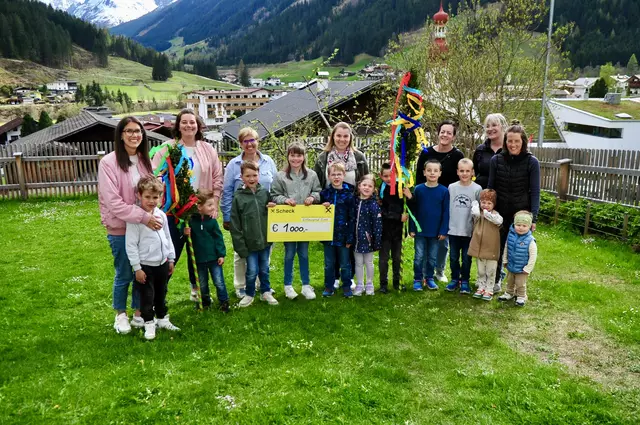 Scheckübergabe: Fleißige Kinder und Mütter freuten sich über den Reinerlös einer außergewöhnlichen, herzlichen Aktion! | Foto: Hassl