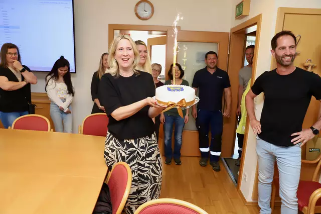 Die Mitarbeiterinnen und Mitarbeiter überraschten den Langzeit-Bürgermeister mit einer Torte. | Foto: Alfred Mayer