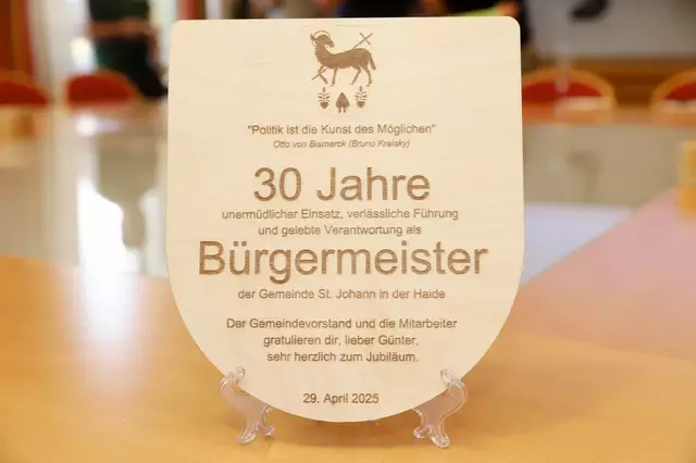 Eine liebevoll gestaltete Plakette erinnert an das Jubiläum "30 Jahre Bürgermeister". | Foto: Alfred Mayer