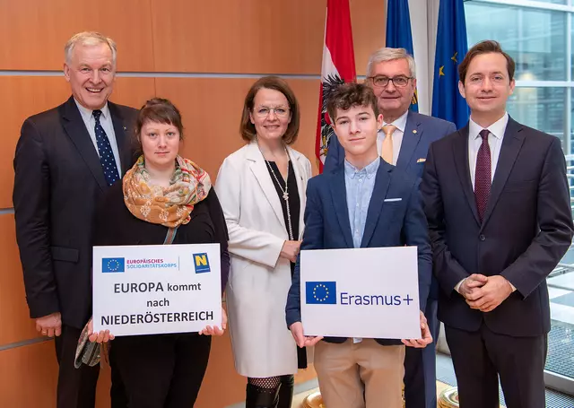 Der ehemalige Landesrat Martin Eichtinger, Mojca Globočnik, Slowenien, ESK-Freiwillige im PBZ Herzogenburg, Landesrätin Christiane Teschl-Hofmeister, Janik Nicolini, ERASMUS+ Teilnehmer „eljub“,Gemeindebund-Präsident Alfred Riedl und OeAD-Geschäftsführer Jakob Calice. | Foto: NLK / Filzwieser