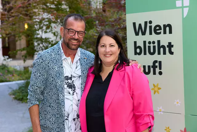 Profi-Gärtner Karl Ploberger mit Vizebürgermeisterin und Wohnbaustadträtin Kathrin Gaál (SPÖ) freuen sich auf viele Einsendungen und nicht zuletzt auf die große Gala im Rathaus. | Foto: WSW/Ludwig Schedl