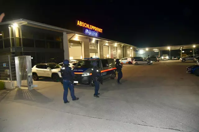 Ein Großaufgebot der Polizei auf dem Gelände eines Abschleppdienstes sorgte in den späten Abendstunden für Aufsehen.  | Foto: Monatsrevue Ebreichsdorf