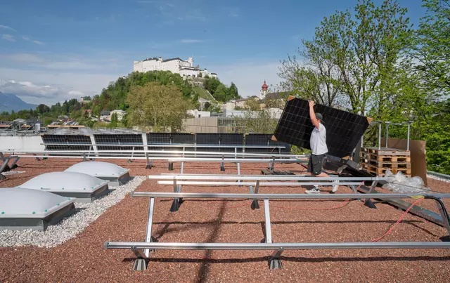 Bis zu 30.000 Kilowattstunden Strom können zukünftig pro Jahr durch die Photovoltaikanlage erzeugt werden. | Foto: Stadt Salzburg/Alexander Killer