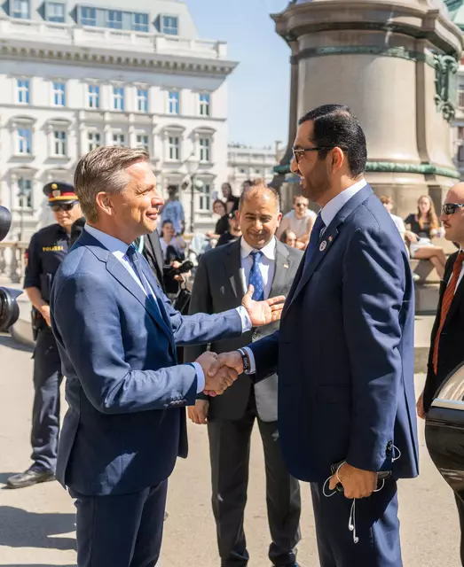 Wirtschaftsminister Wolfgang Hartmannsdorfer (ÖVP) traf sich am Mittwoch in Wien mit dem Industrieminister und ADNOC-CEO Sultan Al Jaber. Dabei sollte die Zusammenarbeit zwischen Österreich und den Vereinigten Arabischen Emiraten (VAE) in den Bereichen Wasserstoff, Künstliche Intelligenz und Handel gestärkt werden. | Foto: BMWET/Holey