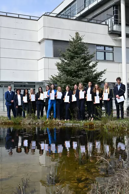 Zertifikatübergabe an die Schüler*innen der 5B: (v. li.) Schulleiter Mag. Stefan Plasser, Fachvorständin Elfriede Maier, die Schüler*innen der 5B und Stefan Schuy  | Foto: Bettina Seidl