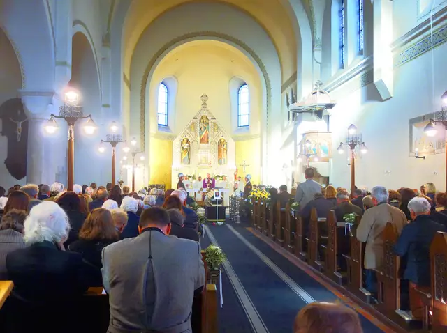 Viele kamen, um von Pfarrer Benno Anderlitschka Abschied zu nehmen. | Foto: Hans Ludwig