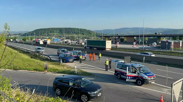 Aufgrund eines tragischen Unfalls auf der Westautobahn waren alle Fahrspuren in Fahrtrichtung Wien für einige Stunden gesperrt. | Foto: DOKU-NÖ