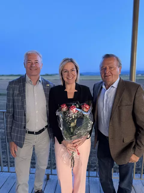Bürgermeisterin Karin Stromberger mit ihrem Vater Franz Silly (r.) und Gatten Heinz Stromberger (l.) | Foto: HK