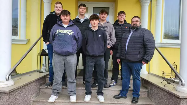 Nico Unger, Benjamin Müllner, Tobias Trimmel, David Reitgruber, Luca Mileder, Emanuel Prais, Bürgermeister Jochen Müllner.  | Foto: Gemeinde Ritzing