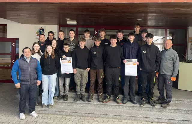 Umweltgemeinderat Peter Stangl von der ÖVP (links), Direktor Franz Aichinger (rechts) und Fachlehrer Thomas Schrammel (3.v.l. hinten) mit den fleißigen Schülerinnen und Schülern. | Foto: LFS Warth