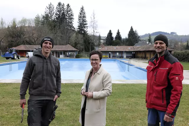 In Aspang bereitete man sich auf die Badesaison vor. | Foto: Santrucek
