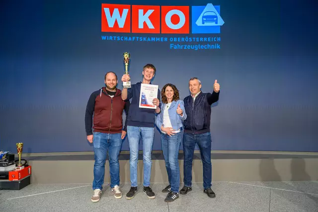 Werkstättenleiter der Lackiererei, Florian Grafeneder, und Lehrling Philip Grübl mit den Chefs von BMW Kneidinger, Daniela und Johann Kneidinger. | Foto: Cityfoto/Wolfgang Simlinger