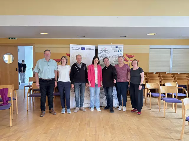 Die Organisatoren des Generationentreffs (von links): Clusterleiter Markus Tönig, Clusterleiterstellvertreterin Doris Jesacher, Obmann des Seniorenvereines St. Jakob i.Def. Josef Grimm, Marlies Ladstätter (Projektleiterin Nationalkparkmittelschule Defereggental), Tanzlehrer Edi Weichselbraun, Gina Streit und Simone Ortner-Trebko vom Regions-management Osttirol.  | Foto: SCL Defereggental