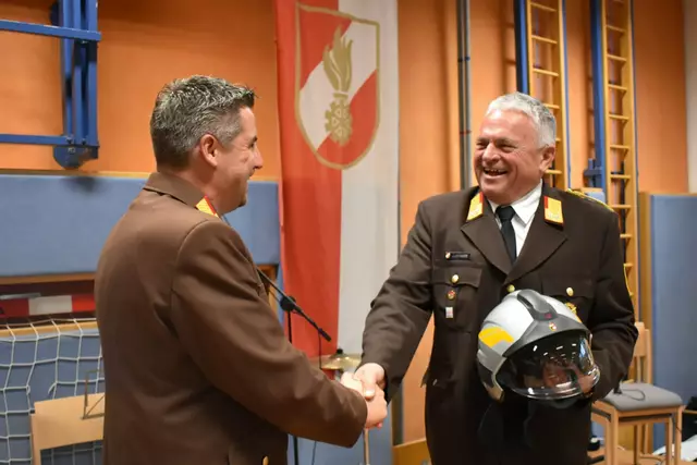 BR Hans Leitinger übergab nach 22 Jahren an seinen Nachfolger. | Foto: FF Lofer